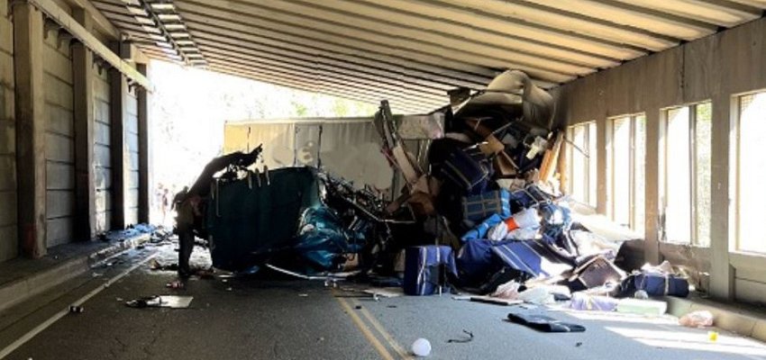 UPDATE: Hwy 1 reopens between Revelstoke and Golden after semi crash